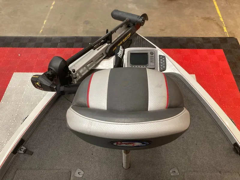 Slide: The Image of 2014 Ranger Z521C boat seat with trolling motor and fish finder. - 10