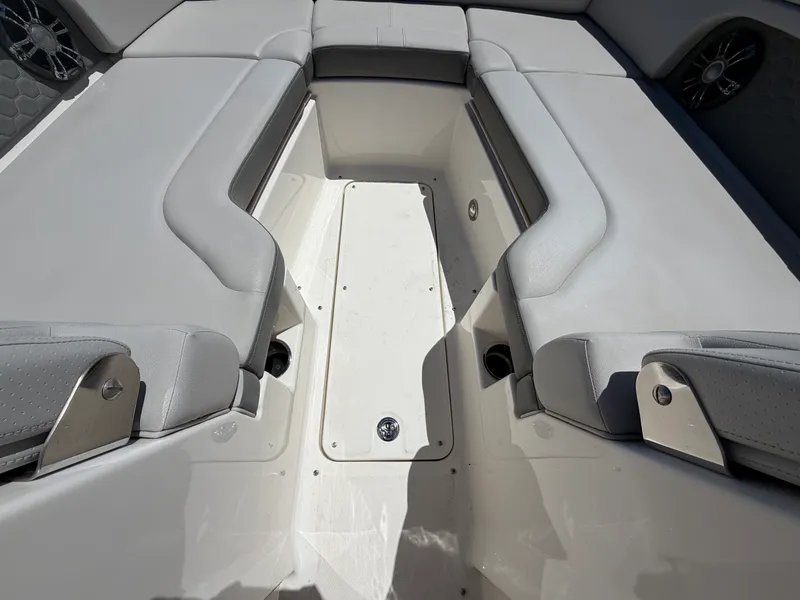 Slide: The Image of Sea Ray 270 SDX OB 2022 - 23