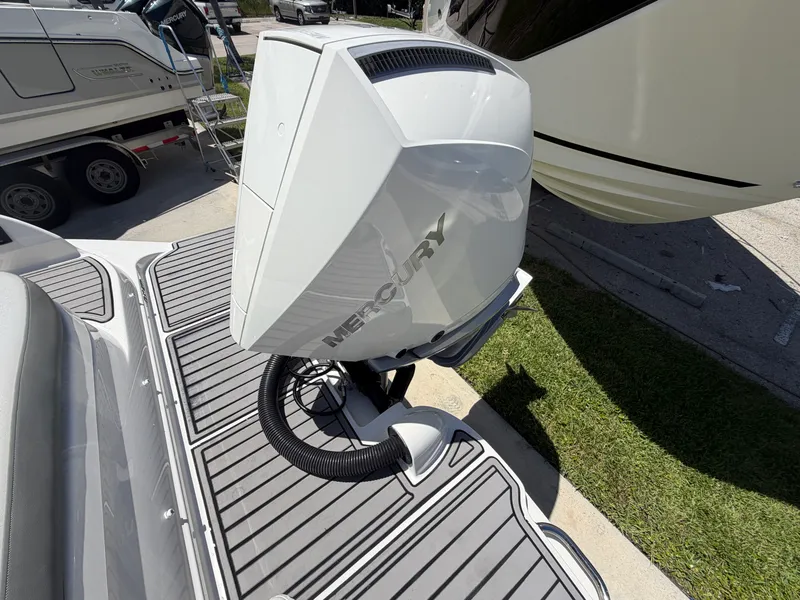 Slide: The Image of Sea Ray 270 SDX OB 2022 - 5