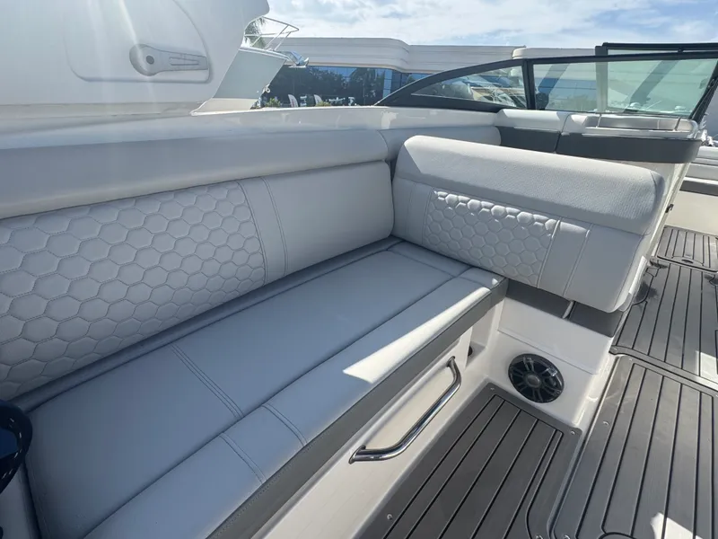 Slide: The Image of Sea Ray 270 SDX OB 2022 - 33