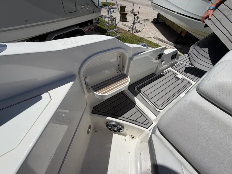 Slide: The Image of Sea Ray 270 SDX OB 2022 - 26