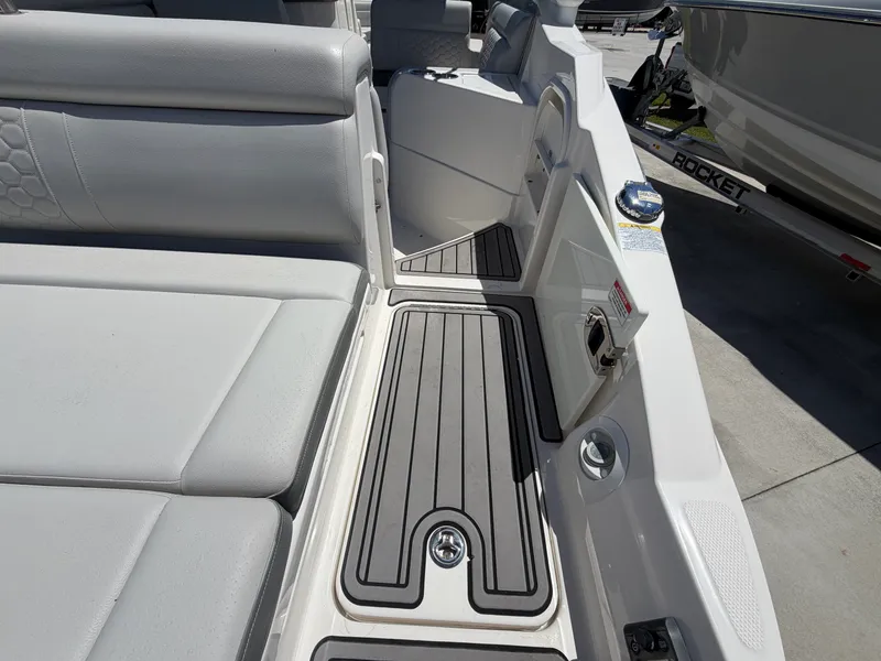 Slide: The Image of Sea Ray 270 SDX OB 2022 - 10