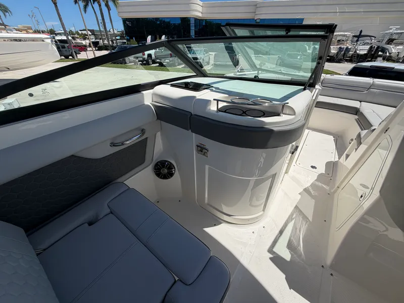 Slide: The Image of Sea Ray 270 SDX OB 2022 - 18