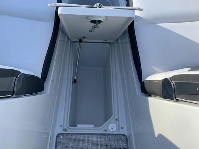 Slide: The Image of Crownline Boats 260 SS 2024 - 15