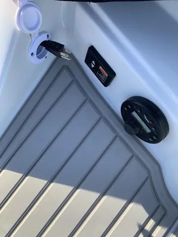 Slide: The Image of Crownline Boats 260 SS 2024 - 25