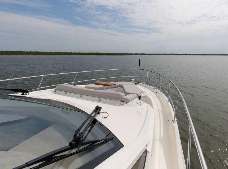Slide: The Image of Sea Ray L 550 2018 - 36