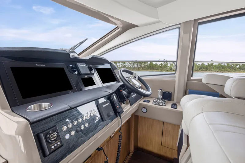 Slide: The Image of Sea Ray L 550 2018 - 18