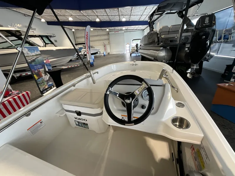 Slide: The Image of Boston Whaler 130 Super Sport 2027 - 15