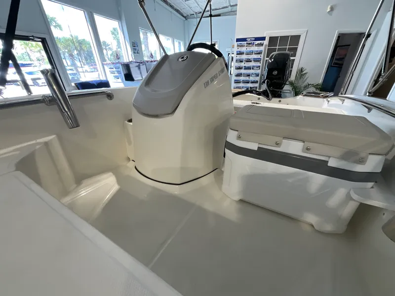 Slide: The Image of Boston Whaler 130 Super Sport 2027 - 12