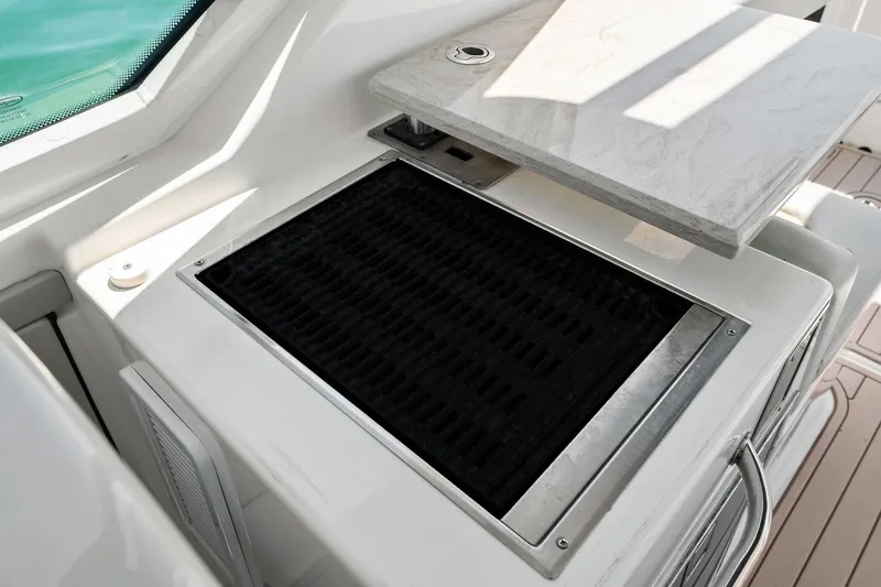 Slide: The Image of Boston Whaler 280 VANTAGE 2022 - 60