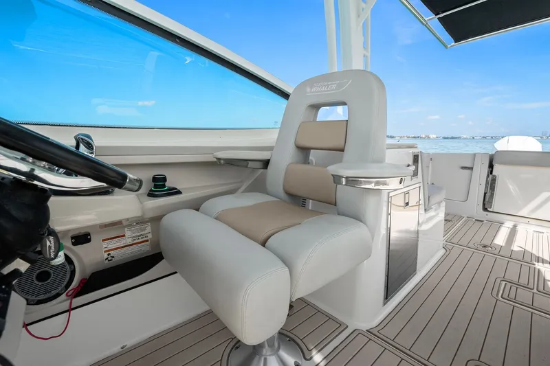 Slide: The Image of Boston Whaler 280 VANTAGE 2022 - 42