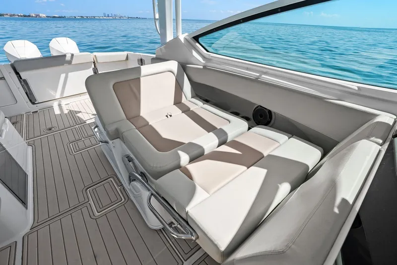 Slide: The Image of Boston Whaler 280 VANTAGE 2022 - 48