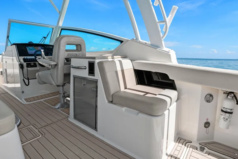 Slide: The Image of Boston Whaler 280 VANTAGE 2022 - 62