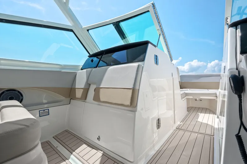 Slide: The Image of Boston Whaler 280 VANTAGE 2022 - 36