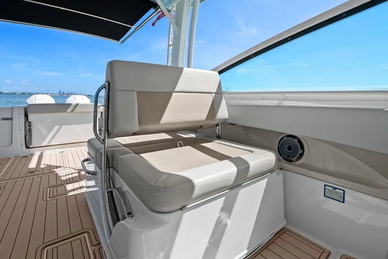 Slide: The Image of Boston Whaler 280 VANTAGE 2022 - 43