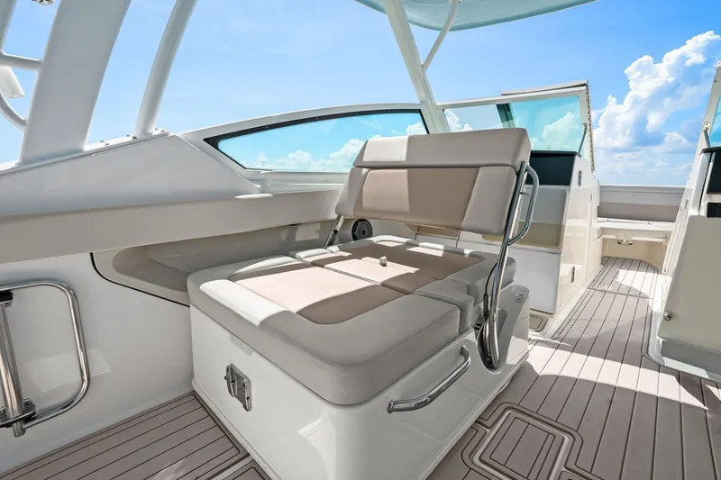 Slide: The Image of Boston Whaler 280 VANTAGE 2022 - 46