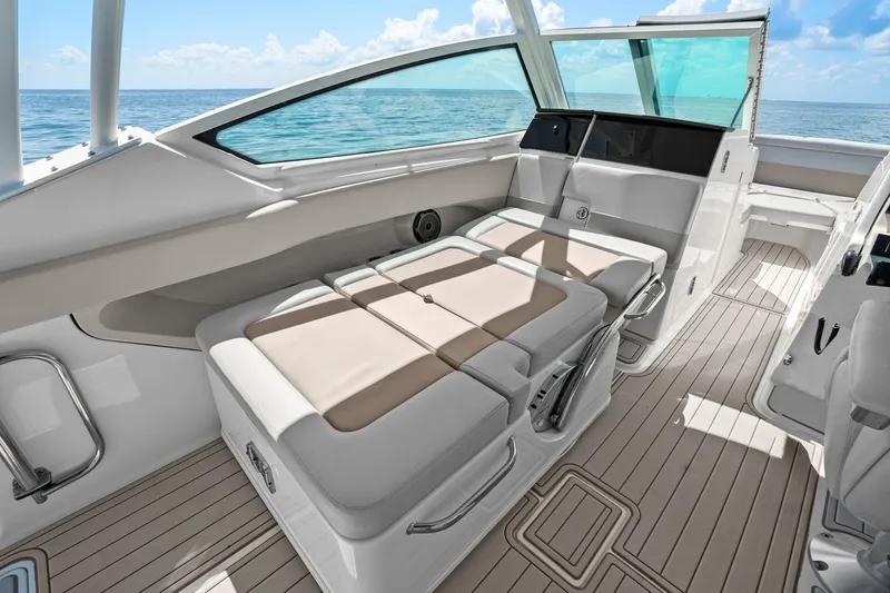 Slide: The Image of Boston Whaler 280 VANTAGE 2022 - 45
