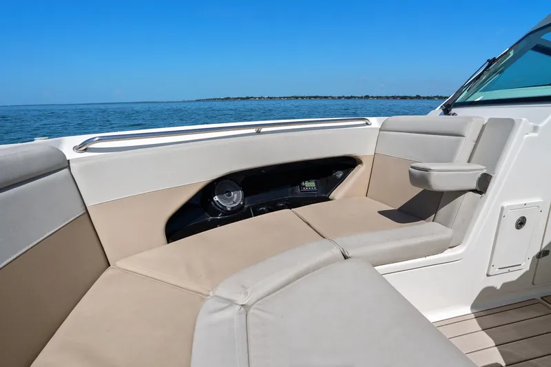 Slide: The Image of Boston Whaler 280 VANTAGE 2022 - 32