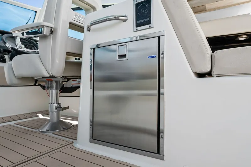 Slide: The Image of Boston Whaler 280 VANTAGE 2022 - 61
