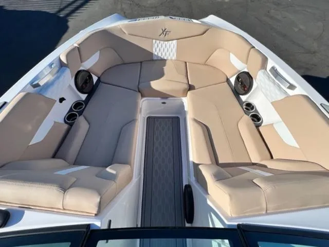 Slide: The Image of MasterCraft XT24 2024 - 14