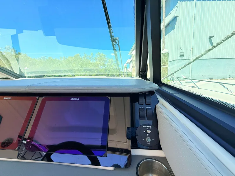 Slide: The Image of Sea Ray Sundancer 320 Outboard 2026 - 51