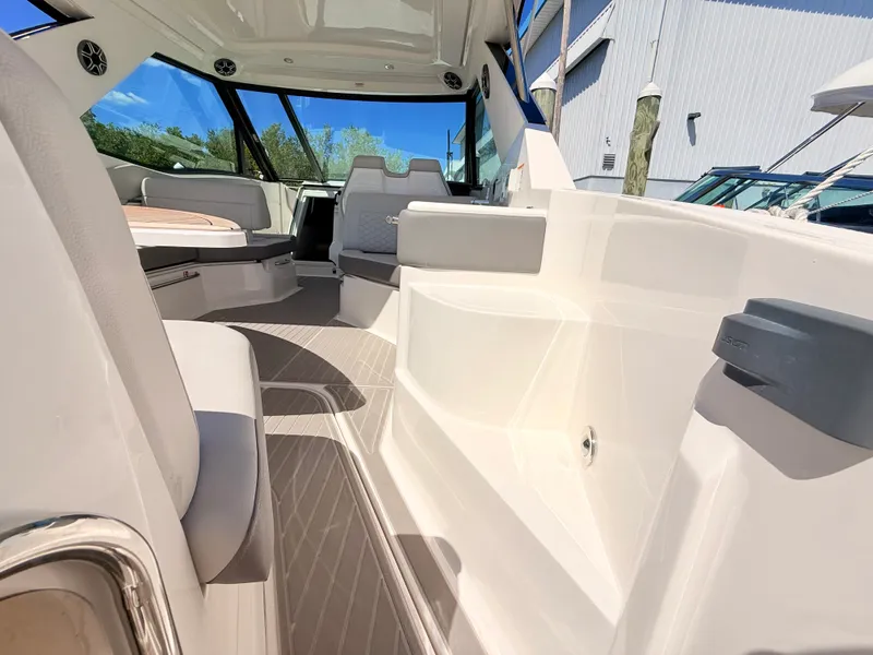 Slide: The Image of Sea Ray Sundancer 320 Outboard 2026 - 32