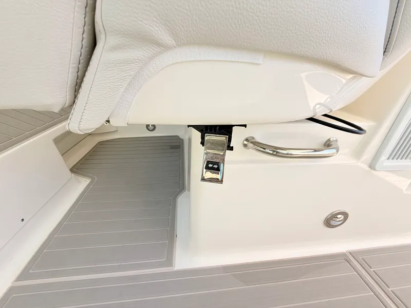 Slide: The Image of Sea Ray Sundancer 320 Outboard 2026 - 47