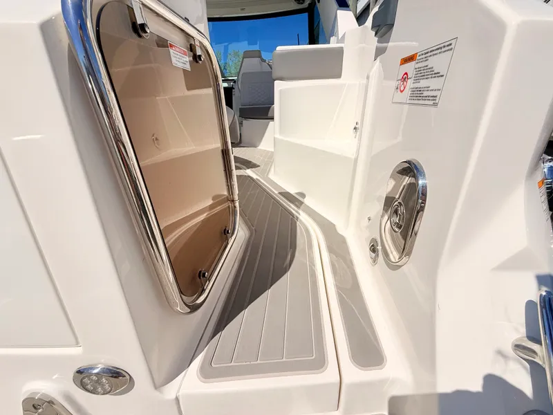 Slide: The Image of Sea Ray Sundancer 320 Outboard 2026 - 28