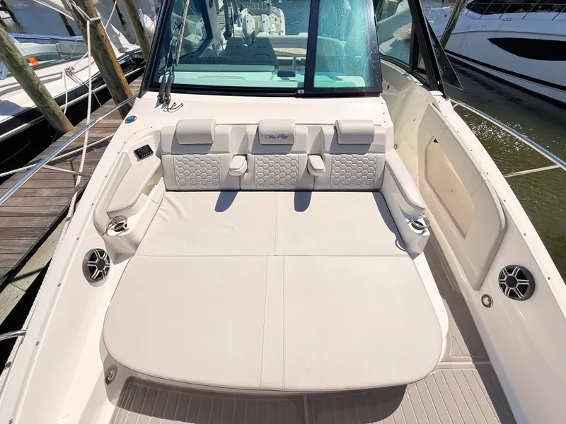 Slide: The Image of Sea Ray Sundancer 320 Outboard 2026 - 76
