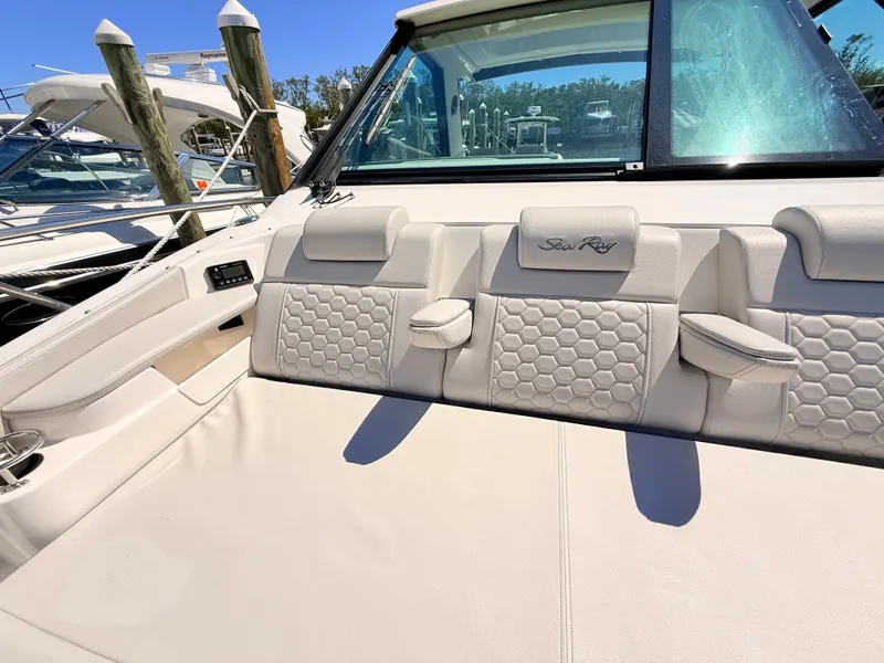 Slide: The Image of Sea Ray Sundancer 320 Outboard 2026 - 77