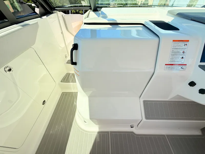 Slide: The Image of Sea Ray Sundancer 320 Outboard 2026 - 59