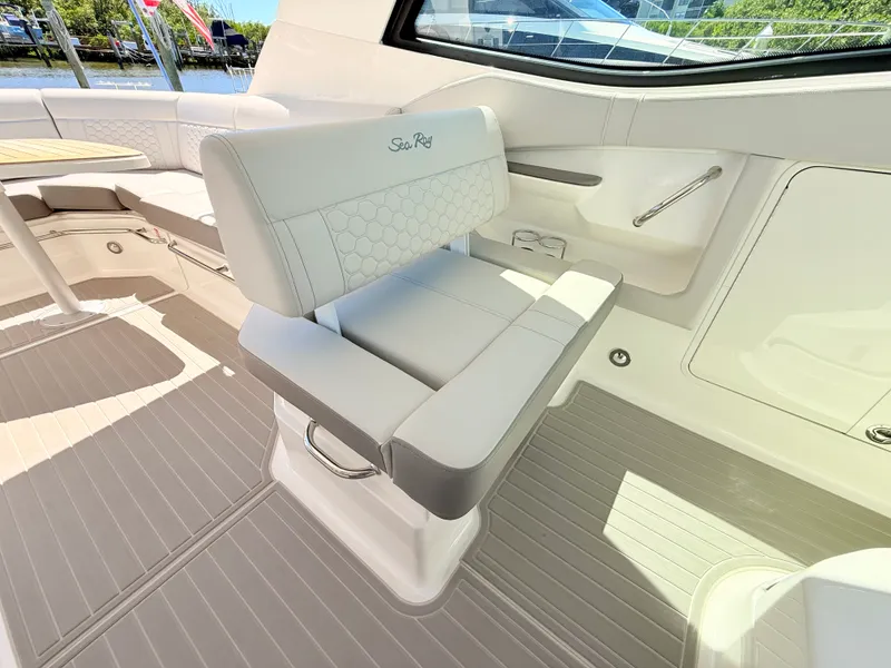 Slide: The Image of Sea Ray Sundancer 320 Outboard 2026 - 43