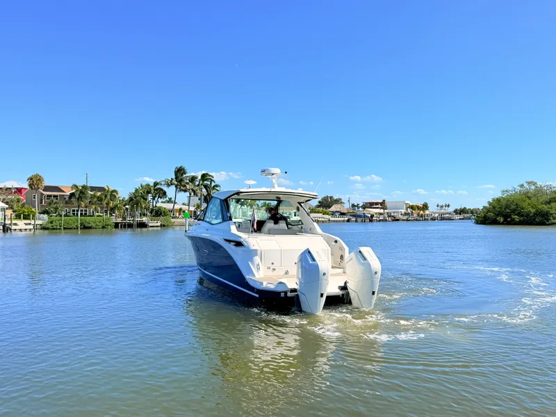 Slide: The Image of Sea Ray Sundancer 320 Outboard 2026 - 5
