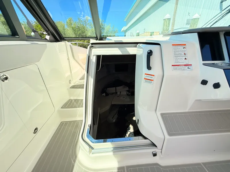 Slide: The Image of Sea Ray Sundancer 320 Outboard 2026 - 60
