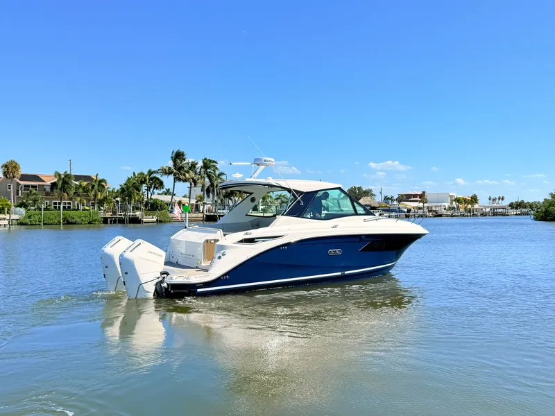 Slide: The Image of Sea Ray Sundancer 320 Outboard 2026 - 11