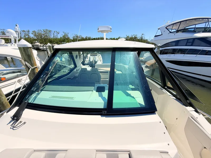 Slide: The Image of Sea Ray Sundancer 320 Outboard 2026 - 83
