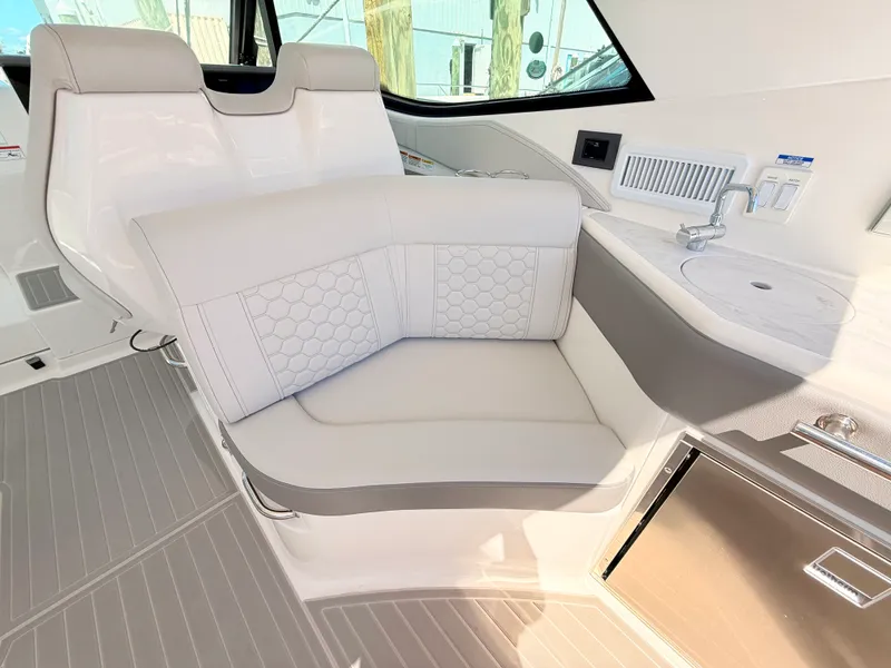 Slide: The Image of Sea Ray Sundancer 320 Outboard 2026 - 42