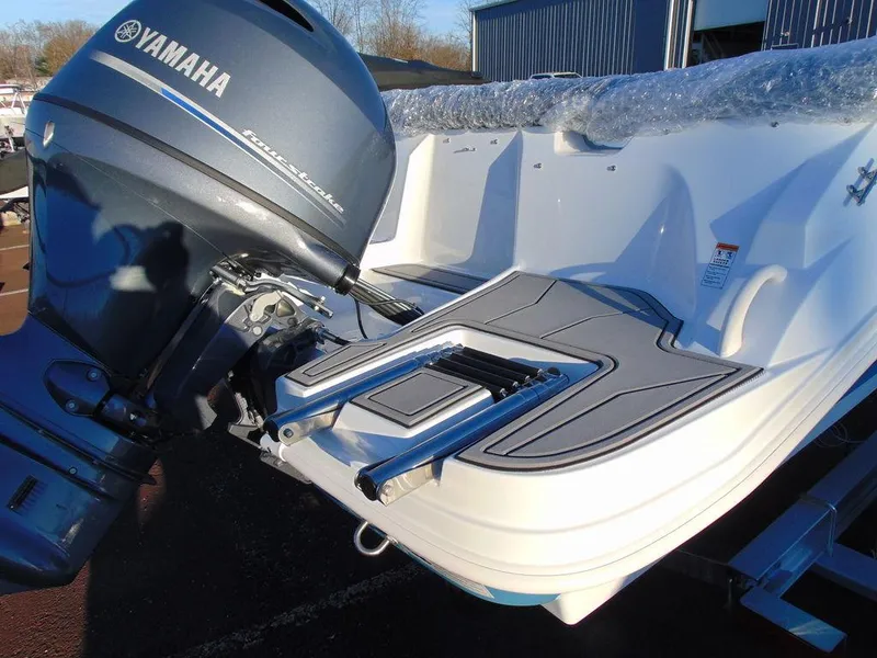 Slide: The Image of 2024 Hurricane SunDeck Sport 185 OB with Yamaha outboard motor. - 5
