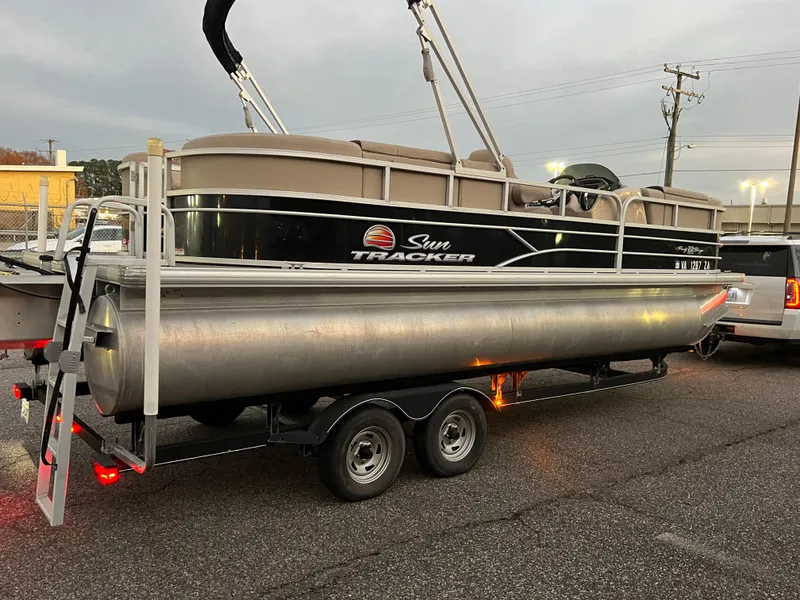 Slide: The Image of 2018 Sun Tracker Party Barge 22 DLX pontoon boat on trailer. - 9