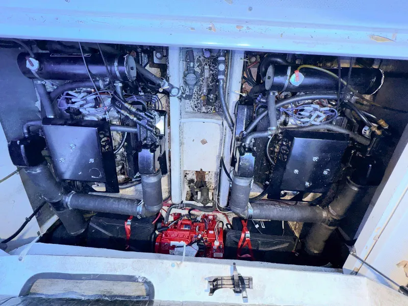 Slide: The Image of 1998 Maxum 3700 SCR engine compartment with dual engines and red battery. - 29