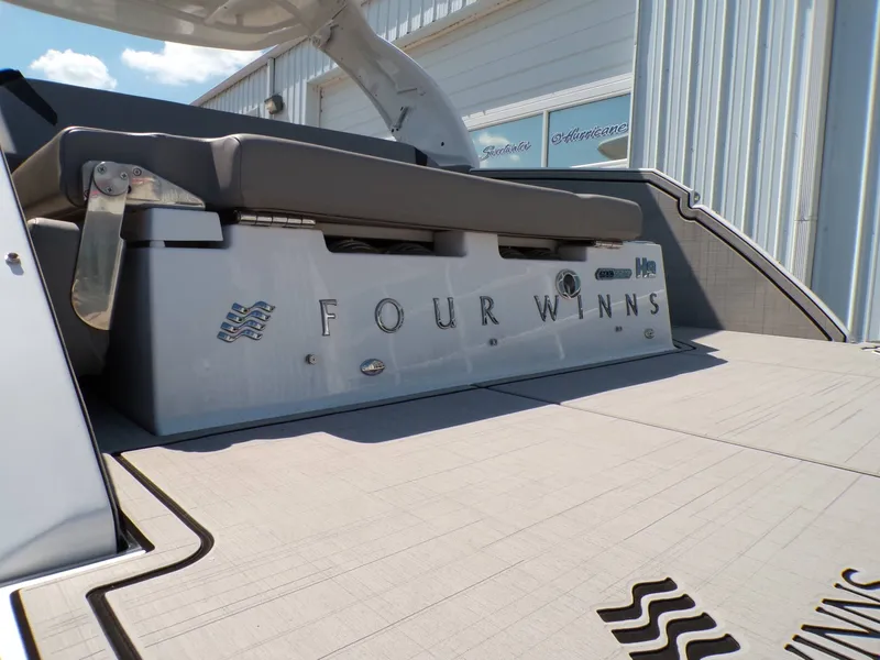 Slide: The Image of Four Winns H9 2025 - 26