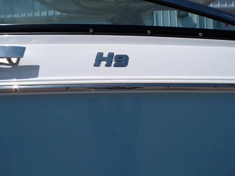 Slide: The Image of Four Winns H9 2025 - 34