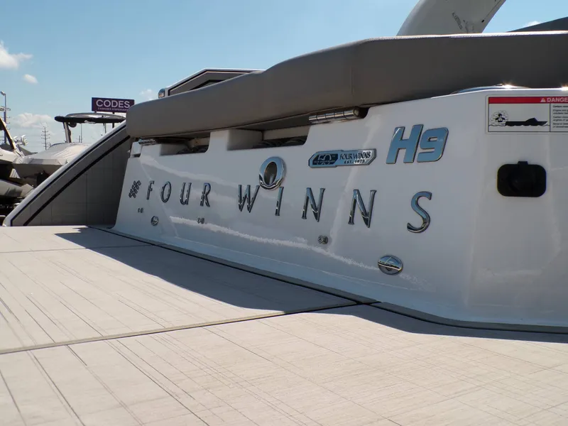 Slide: The Image of Four Winns H9 2025 - 12