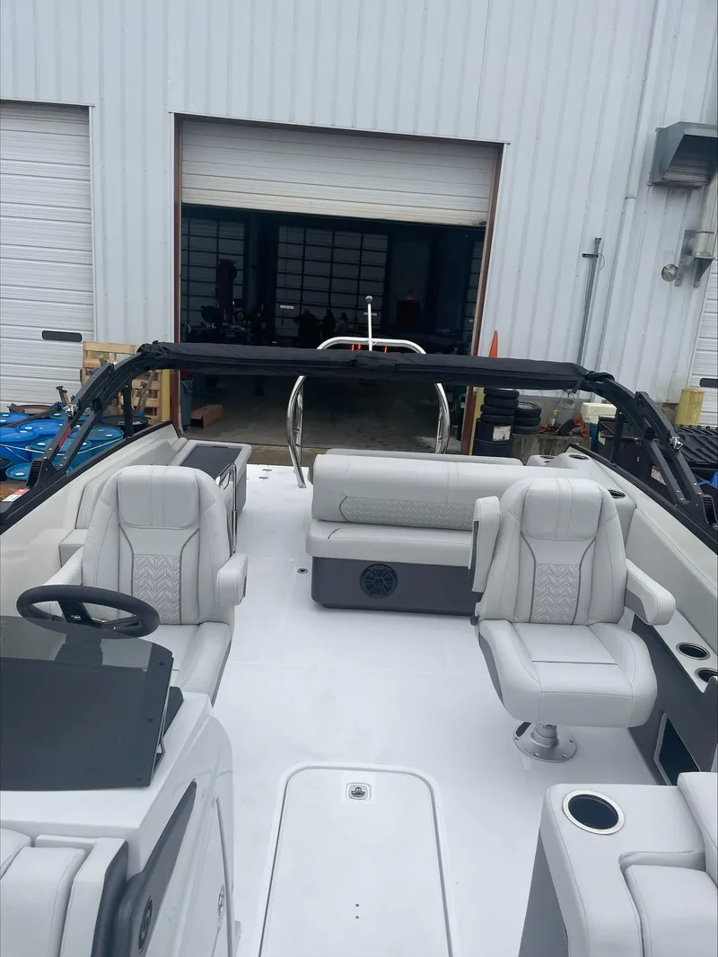 Slide: The Image of Hurricane FD2360SFL-OB 2024 - 4