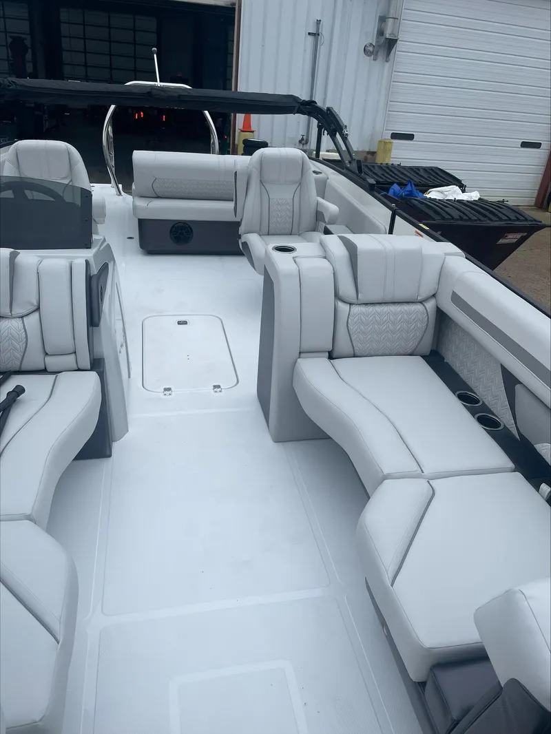 Slide: The Image of Hurricane FD2360SFL-OB 2024 - 8