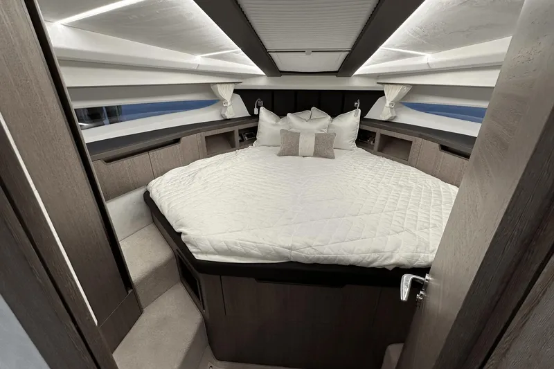 Slide: The Image of Galeon 425 HTS 2024 - 14