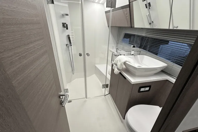 Slide: The Image of Galeon 425 HTS 2024 - 18