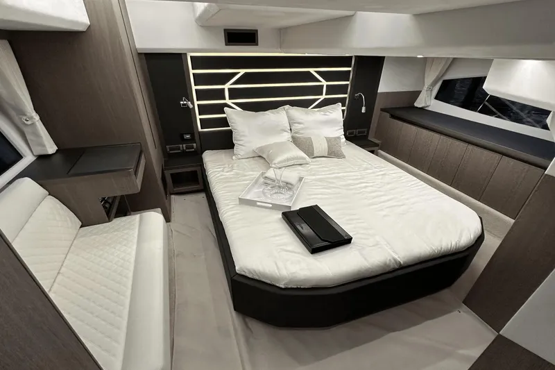 Slide: The Image of Galeon 425 HTS 2024 - 19