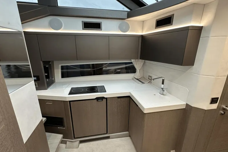 Slide: The Image of Galeon 425 HTS 2024 - 20