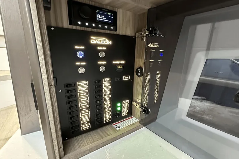 Slide: The Image of Galeon 425 HTS 2024 - 21